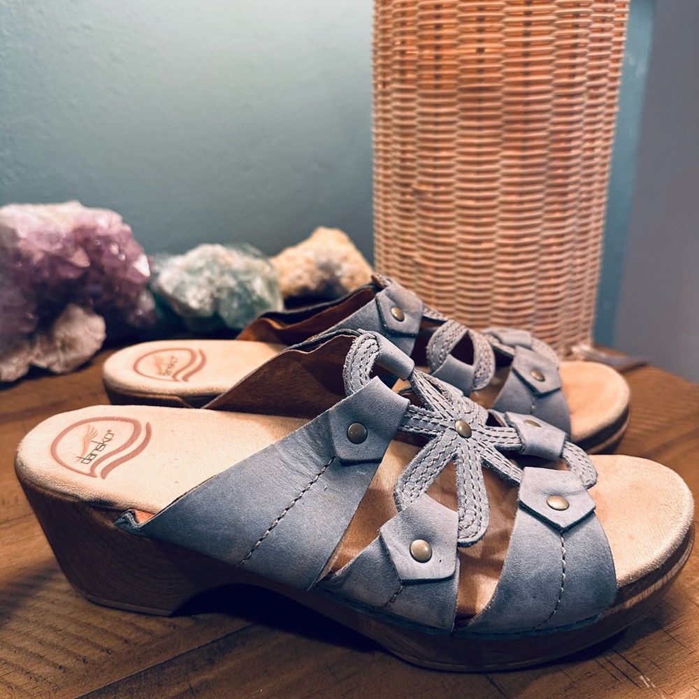 Dansko Light Blue Wedge Floral Design Sandal Size 39/US8.5-9